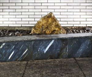 gehweg mit begrenzung, stein vor einer klinker mauer