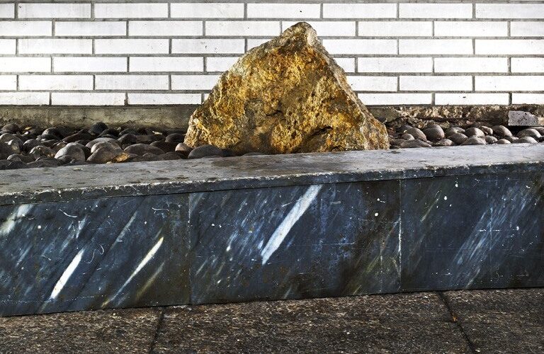 gehweg mit begrenzung, stein vor einer klinker mauer