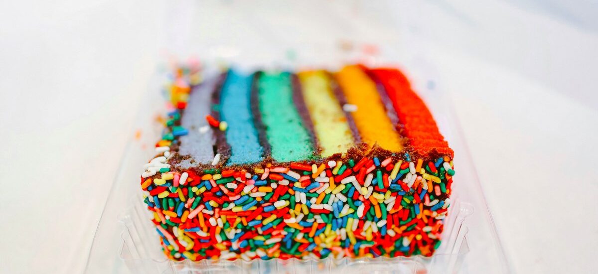 Ein buntes Stück Kuchen mit Streuseln.