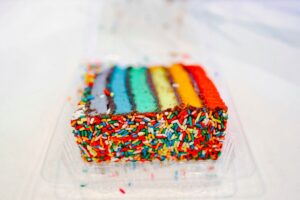 Ein buntes Stück Kuchen mit Streuseln.